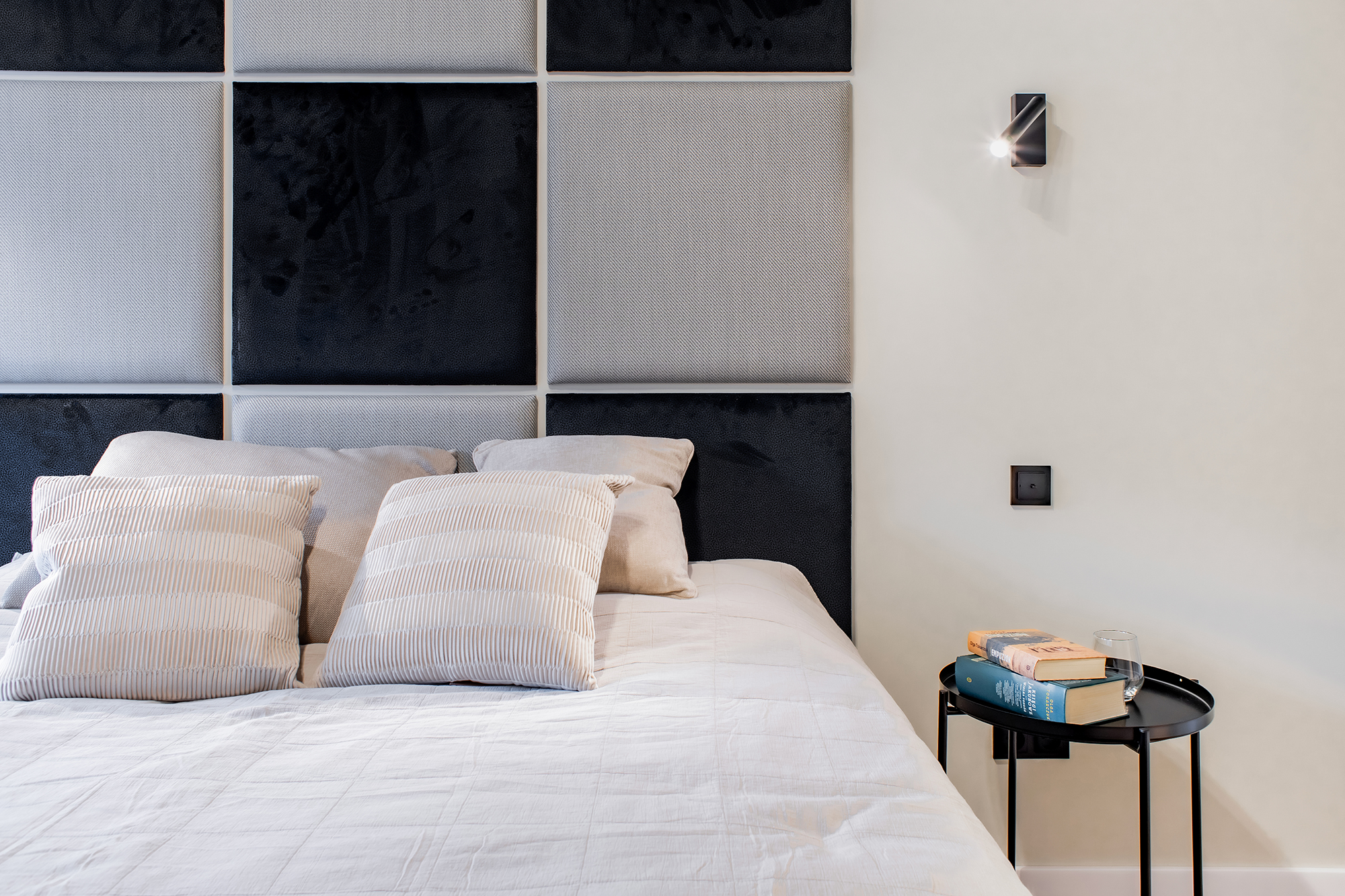 Panele ścienne ułożone w szachownicę, dodają sypialni zarówno miękkości jak i rytmu.